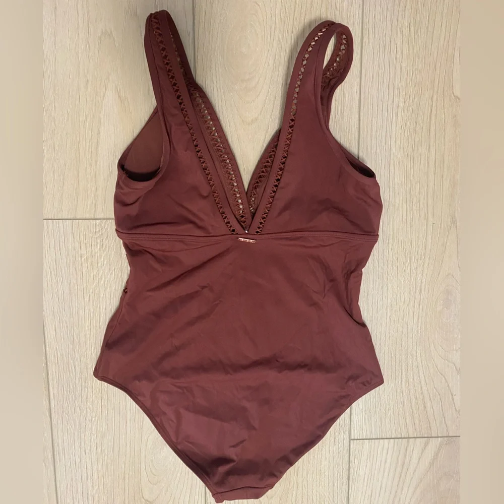 Elegant One-Piece Swimsuit - Picture 2 of 5